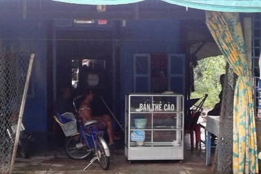 Ngồi giặt đồ trong nhà lúc nửa đêm bị cướp tiền