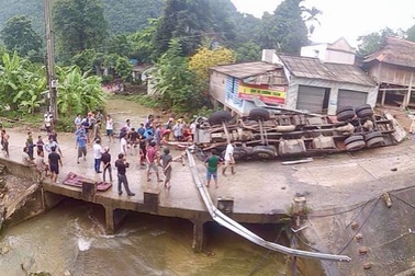 Xe tải lật ngửa, hai bố con thương vong