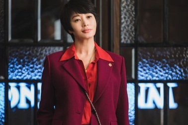 Mốt dây đeo điện thoại của Kim Hye Soo trong phim mới gây sốt