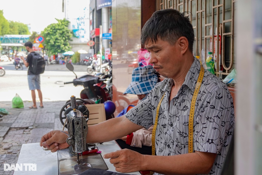 Nghề lụm bạc cắc nhưng hốt bạc dịp cuối năm của đôi vợ chồng khuyết tật - 1