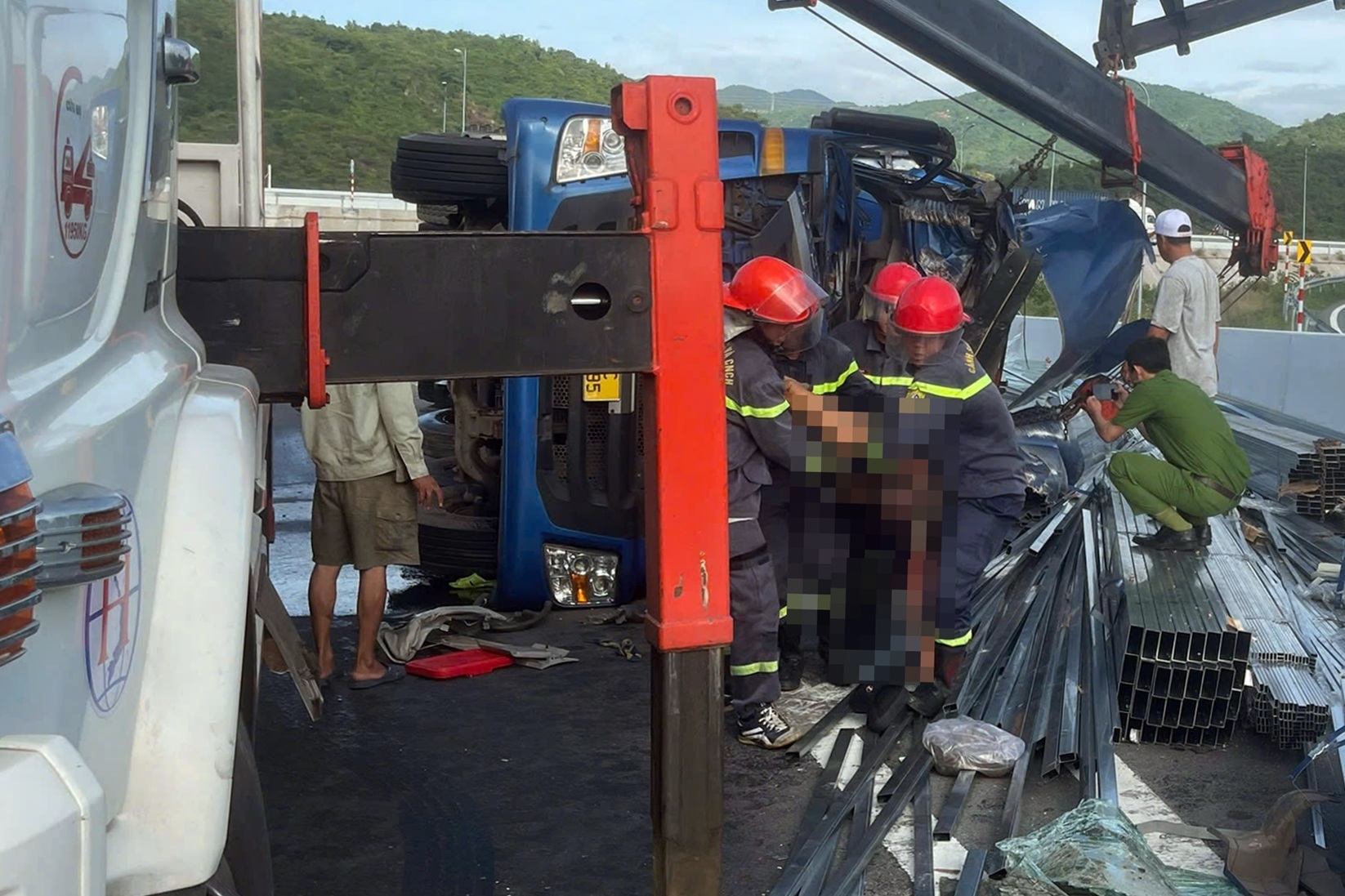 Xe tải lật trên đường dẫn cao tốc, 2 người tử vong - 1