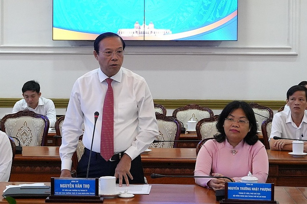 TPHCM trao quyết định nghỉ hưu trước tuổi cho 27 cán bộ quản lý - 2 TPHCM trao quyết định nghỉ hưu trước tuổi cho 27 cán bộ quản lý - 2