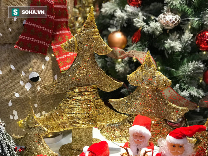 Cây thông vàng, ông già Noel bạc “sang chảnh” tại phố Cổ có giá cao ngất ngưởng vẫn cháy hàng - Ảnh 2.
