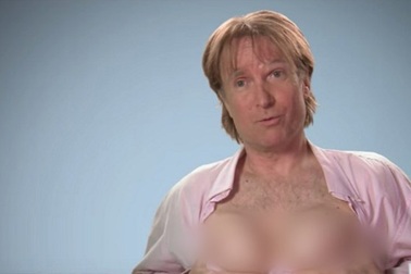 Người đàn ông kiếm bộn tiền khi sở hữu bộ ngực như phụ nữ