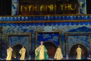 Phu nhân Đại sứ Mỹ, Nhật Bản và nhiều quốc gia trình diễn áo dài Việt Nam - 7