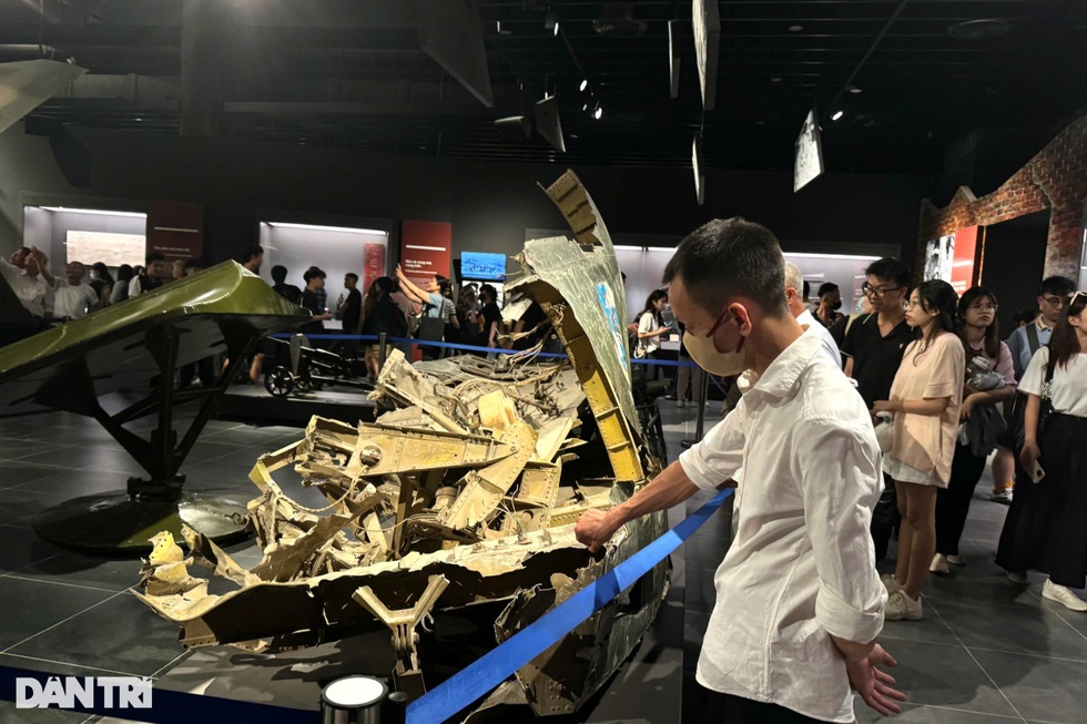 Bảo tàng Lịch sử Quân sự Việt Nam chăng dây ngăn khách trèo, ôm hiện vật - 6