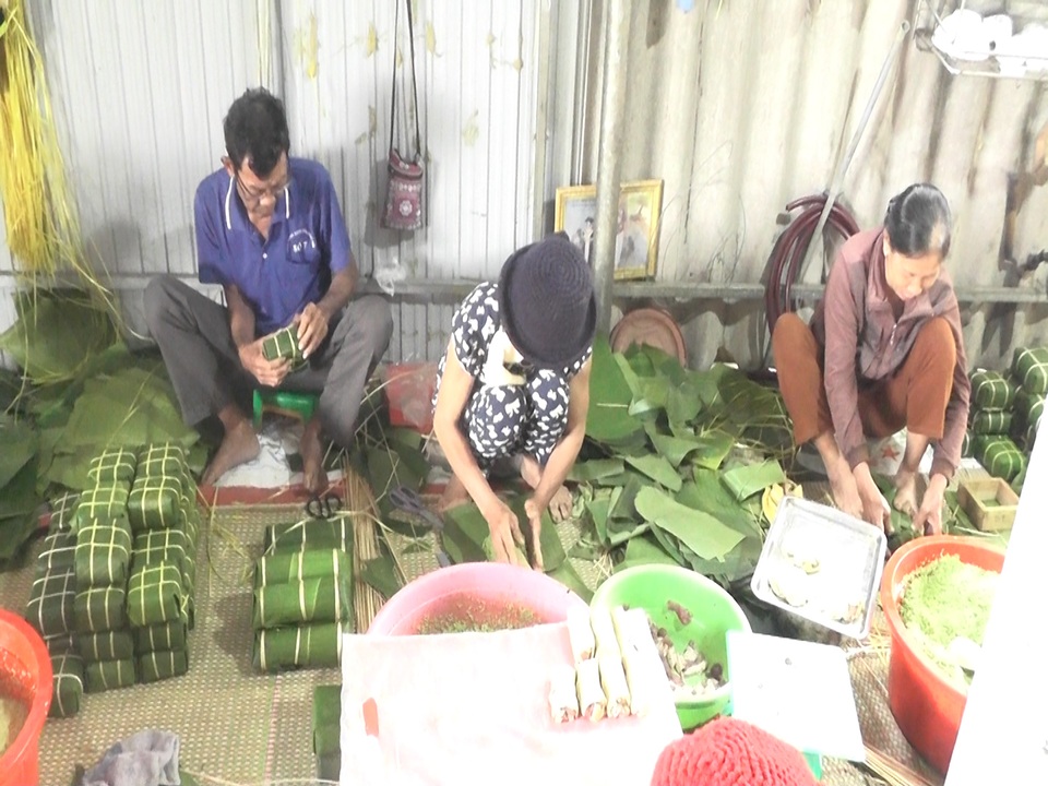 Cận Tết, làng bánh chưng, bánh tét “chạy nước rút” vẫn không đủ cung cấp - 5 Cận Tết, làng bánh chưng, bánh tét “chạy nước rút” vẫn không đủ cung cấp - 5