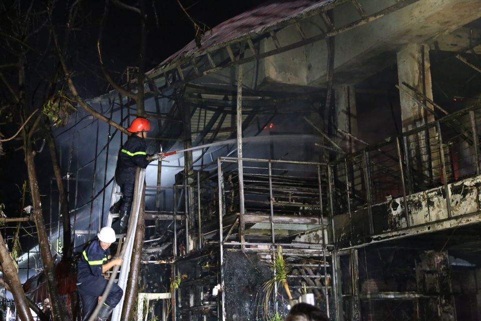 Quán bar cháy dữ dội trong đêm, hơn 70 người bỏ chạy tán loạn - 5 Quán bar cháy dữ dội trong đêm, hơn 70 người bỏ chạy tán loạn - 5