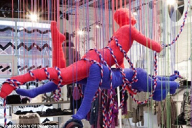 Trưng bày các tư thế “yêu”, hãng thời trang bị “ném đá”