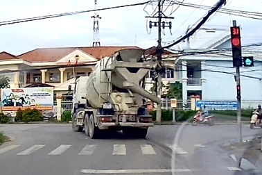 Tài xế xe bồn vượt đèn đỏ ở TPHCM bị phạt gần 20 triệu đồng