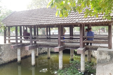 Cầu ngói trăm năm tuổi được xem như “báu vật” ở Ninh Bình