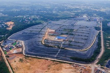 Phun nước được tinh chế từ nham thạch núi lửa để khử mùi ở bãi rác Nam Sơn