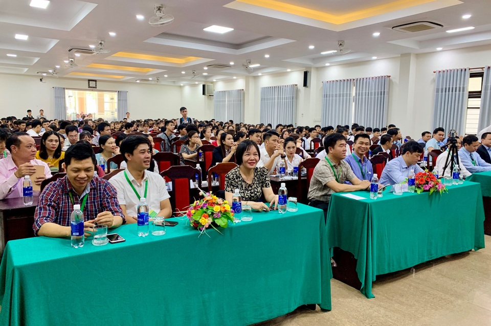 Tuyển dụng qua online hút hàng trăm sinh viên năm cuối tại Huế - 2 Tuyển dụng qua online hút hàng trăm sinh viên năm cuối tại Huế - 2