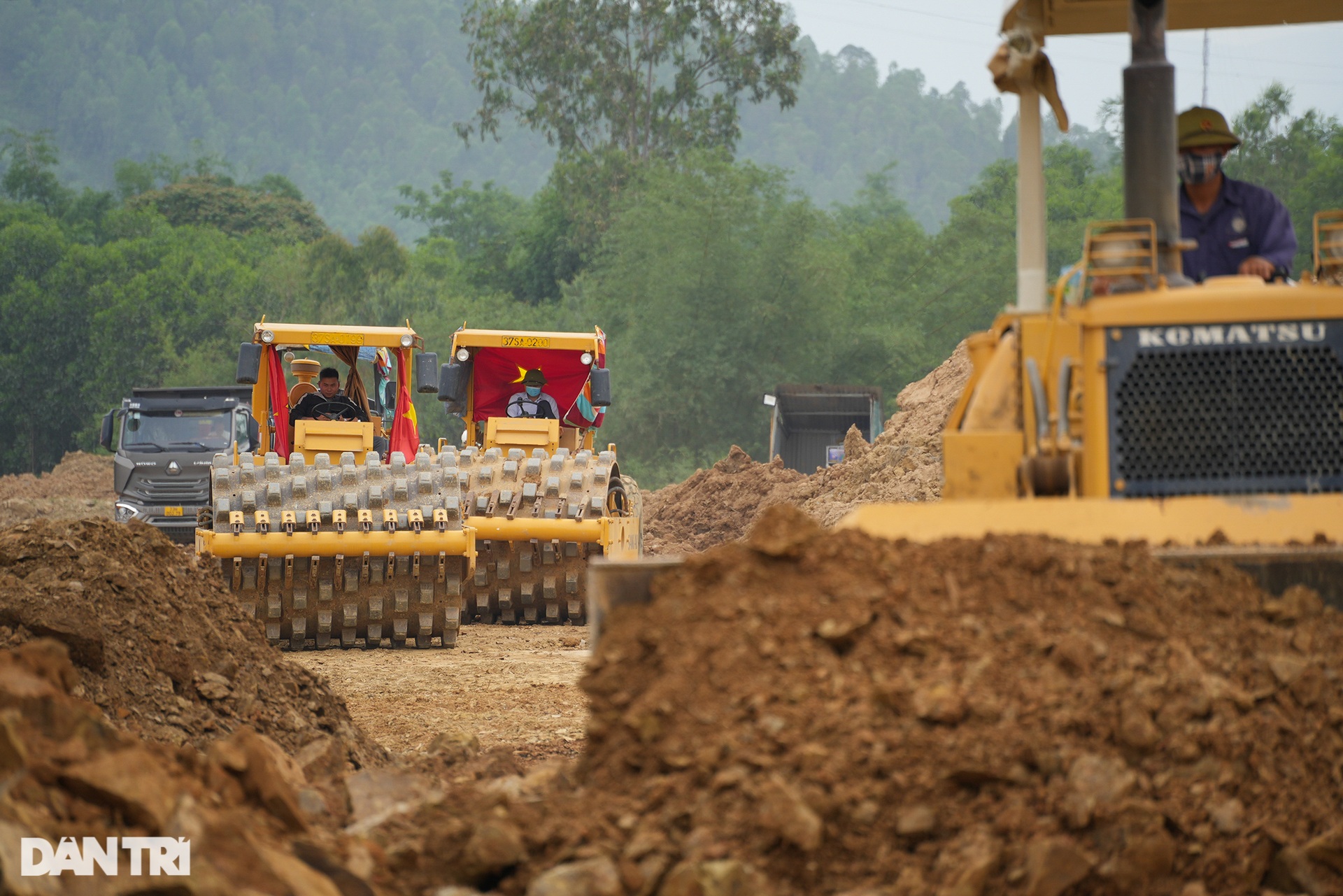 Thảm những mét đường nhựa đầu tiên trên cao tốc Ninh Bình - Thanh Hóa - 15 Thảm những mét đường nhựa đầu tiên trên cao tốc Ninh Bình - Thanh Hóa - 15