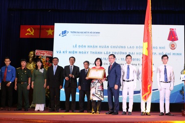 Trường ĐH Mở TP.HCM nhận Huân chương Lao động hạng Nhì