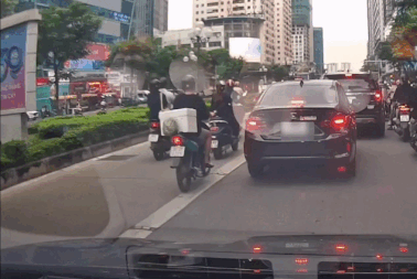 Luồn lách tạt đầu ô tô, người phụ nữ đi xe máy tự đẩy mình vào nguy hiểm