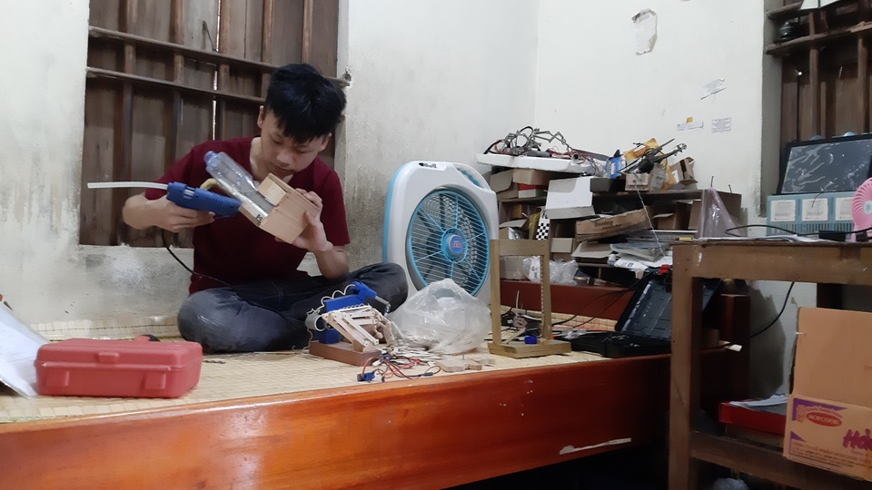 Nam sinh miền núi đam mê chế tạo cánh tay Robot cho người khuyết tật - 1 Nam sinh miền núi đam mê chế tạo cánh tay Robot cho người khuyết tật - 1