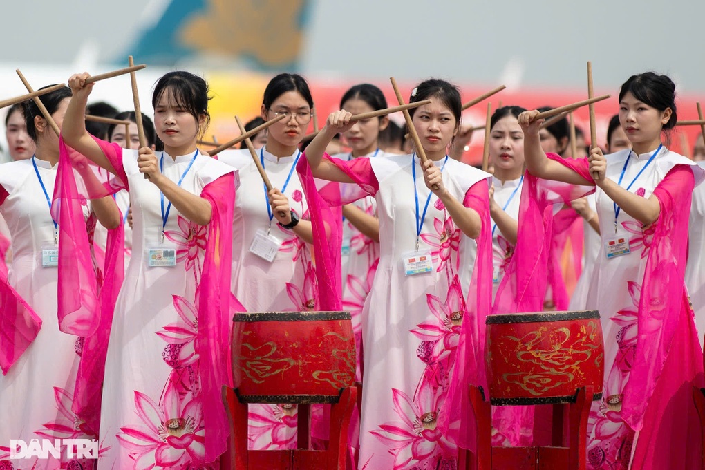 Tổng Bí thư, Chủ tịch nước Tập Cận Bình đến Hà Nội, bắt đầu thăm Việt Nam - 4 Tổng Bí thư, Chủ tịch nước Tập Cận Bình đến Hà Nội, bắt đầu thăm Việt Nam - 4