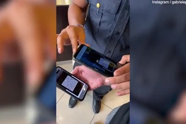 Thanh niên Italy xăm giấy thông hành Covid-19 lên cánh tay