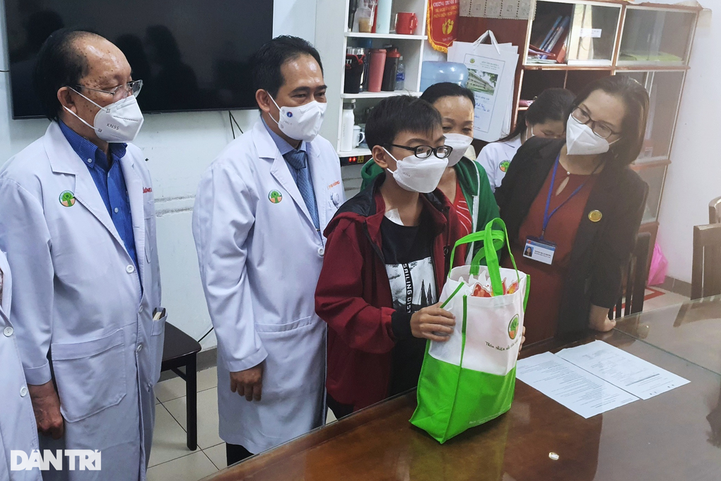Bé trai được cứu sống nhờ thận của cô gái đã chết não - 1 Bé trai được cứu sống nhờ thận của cô gái đã chết não - 1