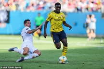 Sao trẻ lập cú đúp, Arsenal dễ dàng đánh bại Fiorentina 3-0