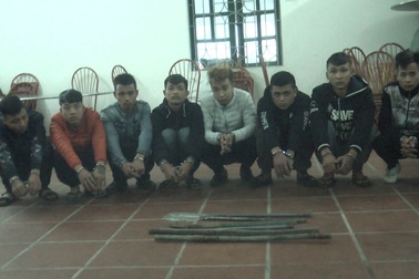 Nhóm thanh niên vác dao chặn xe, “xin tiền” trên cao tốc khai gì?