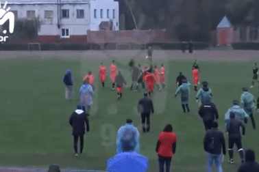 Hỗn chiến ở sân cỏ: Đấm trọng tài chính, rượt trọng tài biên ngã dúi dụi