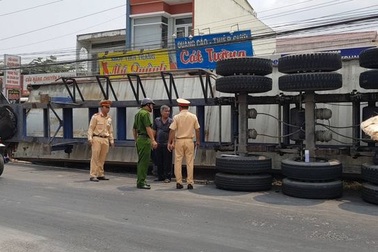 Rơ-moóc xe đầu kéo lật nghiêng, đè bẹp 2 người đi xe máy