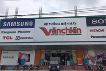 Bắc Giang: Siêu thị rầm rộ đón khách cạnh biển báo “đang thi công, không phận sự miễn vào”!