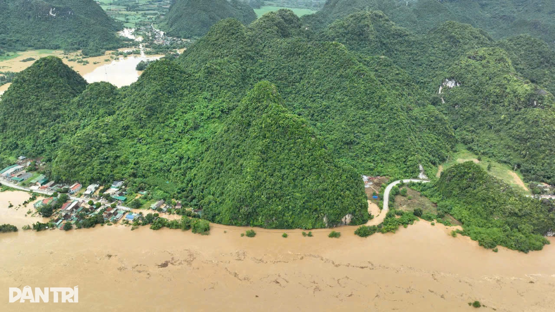 Nước lũ dâng lên tận nóc nhà, quốc lộ 7 ngập sâu hơn 1m - 2 Nước lũ dâng lên tận nóc nhà, quốc lộ 7 ngập sâu hơn 1m - 2