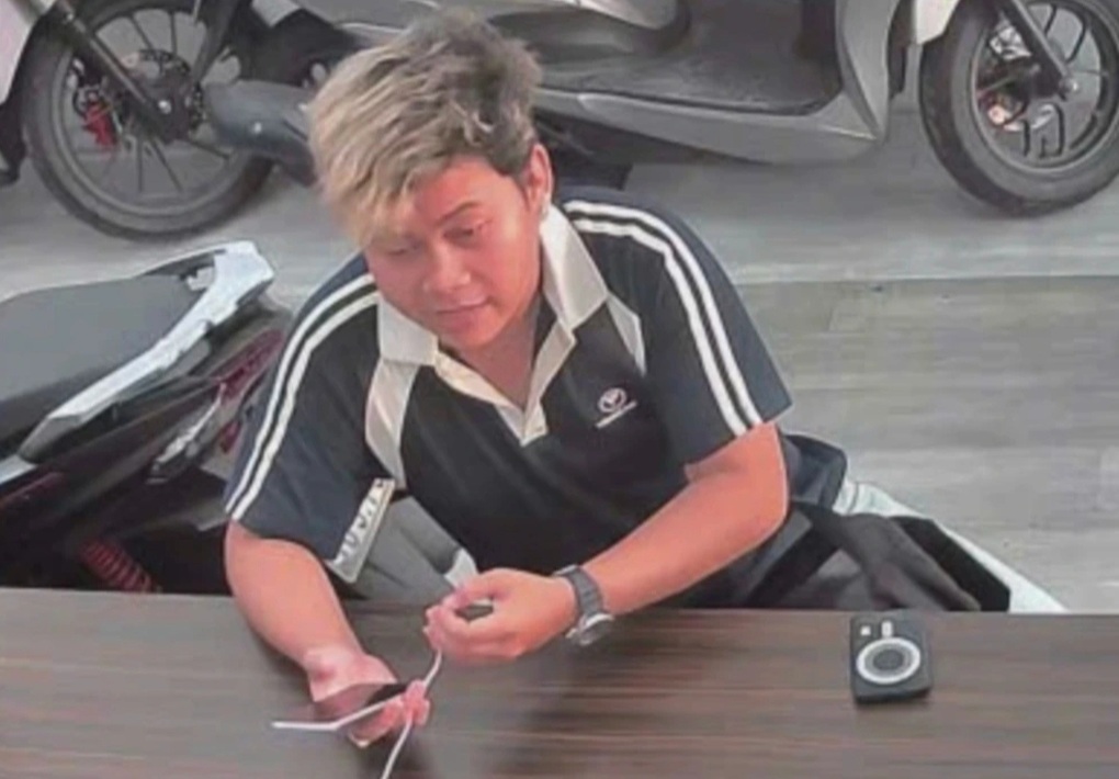 Thanh niên cướp giật 2 chiếc iPhone trong tiệm cầm đồ ở TPHCM - 1