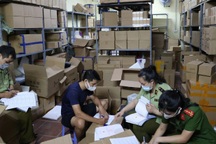 Đột kích kho nước hoa hàng hiệu "khủng" có dấu hiệu hàng giả của ông chủ 8X