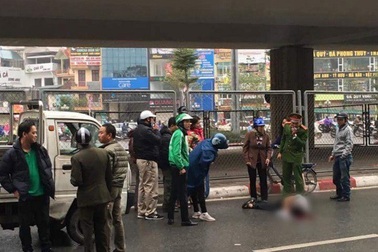 Người đàn ông rơi từ cầu vượt Ngã Tư Sở xuống đường