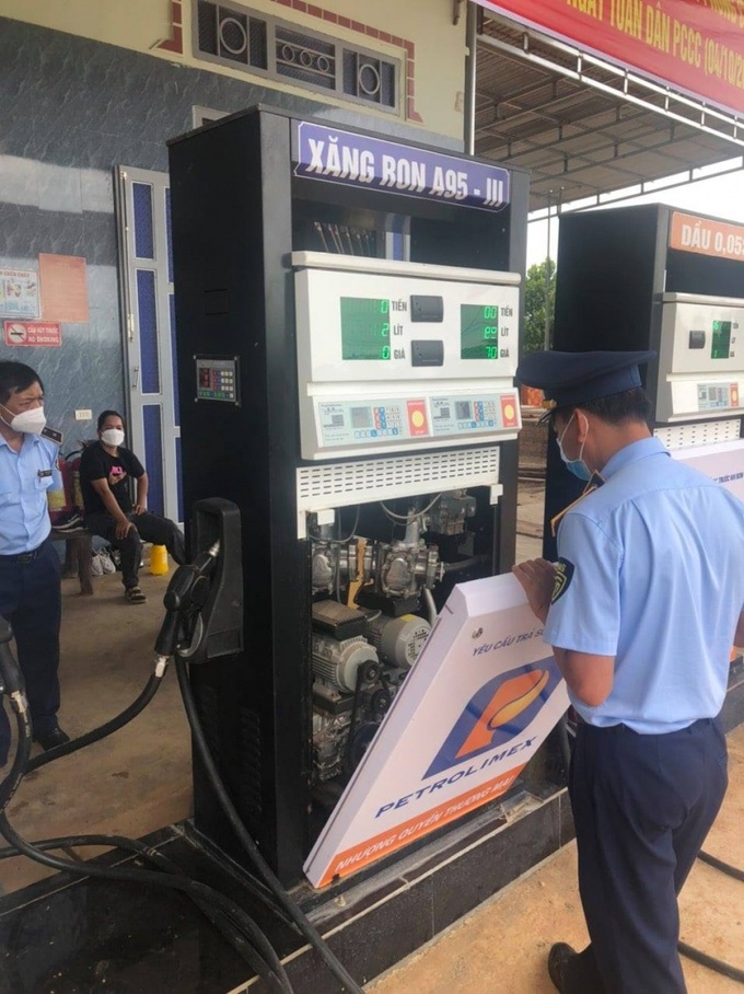 Đoàn kiểm tra phát hiện 01 cột đo xăng tại cửa hàng không có tem niêm phong tại bộ phận tăng xung; tem IC bị rách
