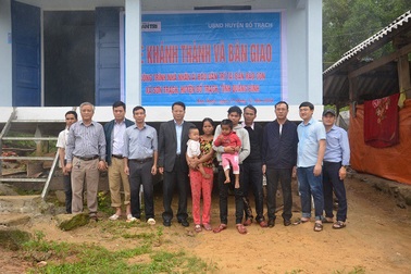 Gia đình cháu bé dân tộc bị suy thận vui mừng có nhà ở mới