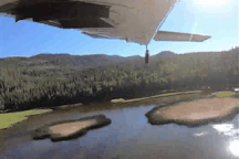 Khoảnh khắc máy bay Mỹ thả hàng nghìn con cá như "mưa" xuống hồ trên núi