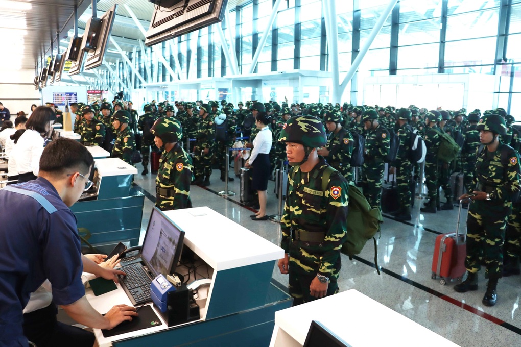 Đón đoàn quân nhân Lào sang Việt Nam tham gia diễu binh, diễu hành dịp 30/4 - 2 Đón đoàn quân nhân Lào sang Việt Nam tham gia diễu binh, diễu hành dịp 30/4 - 2