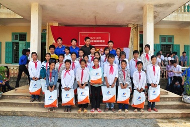 PG Bank trao quà cho HS nghèo đầu năm học mới