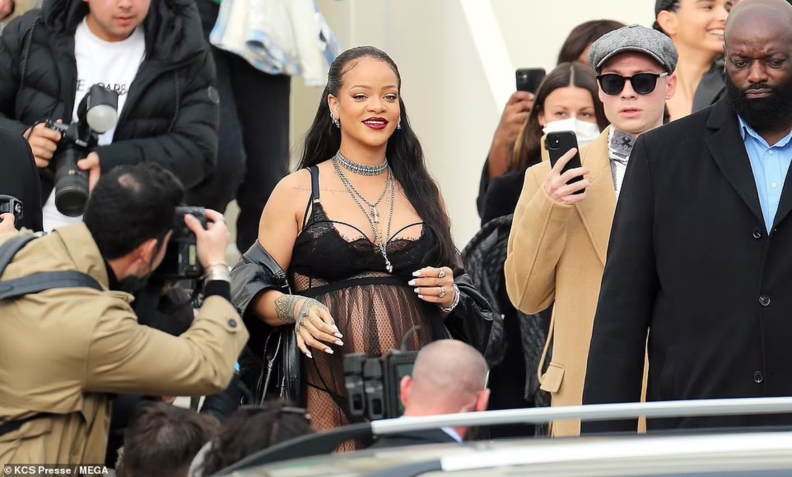 Bà bầu Rihanna mặc váy xuyên thấu đi xem show thời trang - 2 Bà bầu Rihanna mặc váy xuyên thấu đi xem show thời trang - 2