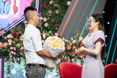 Mẹ đơn thân thẳng thừng từ chối nhận quà khi hẹn hò khiến bạn trai bối rối