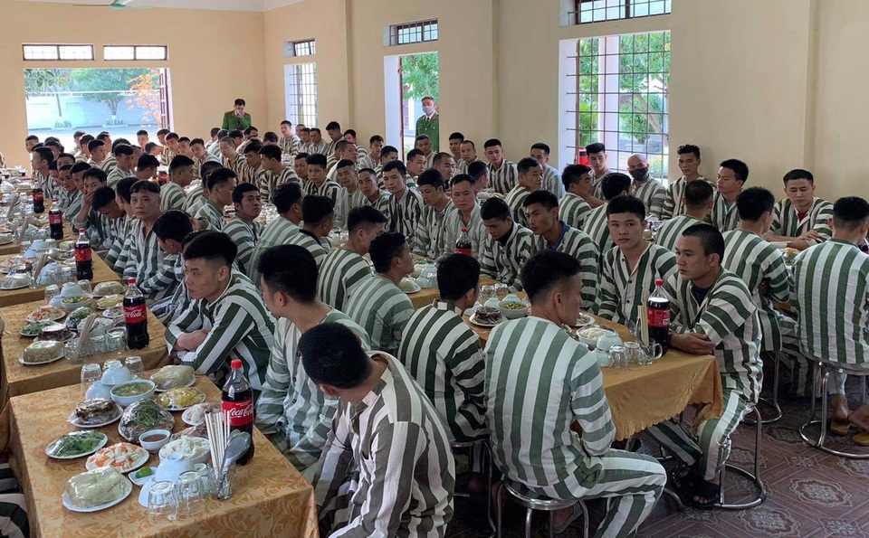 Bữa cơm đặc biệt dịp Tết của những người lầm lỗi - 3 Bữa cơm đặc biệt dịp Tết của những người lầm lỗi - 3