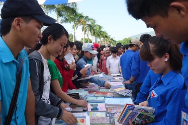 Hàng ngàn sinh viên dự Ngày hội trao đổi sách - kết nối tri thức