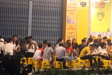 Phú Yên: Vừa được “nới lỏng”, giới trẻ đã ùn ùn kéo đến quán xá
