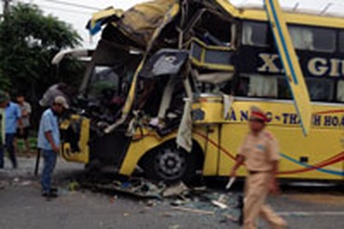 Hàng chục hành khách thoát nạn sau cú đâm xe kinh hoàng