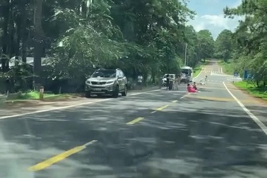 Nhóm phụ nữ ngồi giữa đường để tạo dáng chụp ảnh