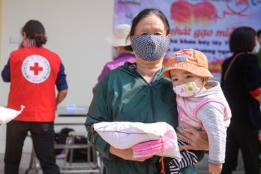 Thêm điểm phát gạo, thực phẩm miễn phí cho người khó khăn ở Hà Nội