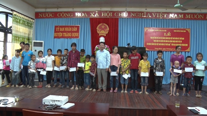 Sở LĐ-TB&XH tỉnh Lạng Sơn trao tiền hỗ trợ cho trẻ em khó khăn tại Tràng Định. Ảnh: Tiểu Yến (ảnh chụp trước ngày 27/4/2021).