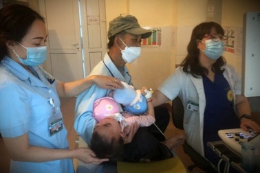 Bé gái 3 tuổi bị lợn cắn đứt lệ quản dưới mắt trái