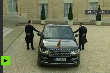 Tổng thống Pháp chào đón vợ chồng Hoàng tử William tới điện Elysee