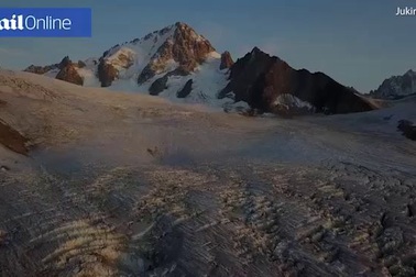 Mạo hiểm đạp xe xuống sườn núi hùng vĩ phủ đầy băng tuyết